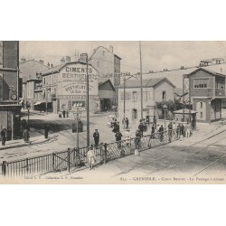 38 GRENOBLE. Le Passage à niveau Cours Berriat et la Droguerie Berthelot