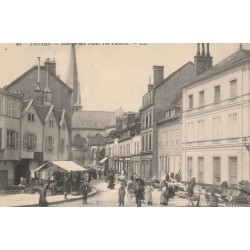 10 TROYES. Marché aux Puces rue Passerat
