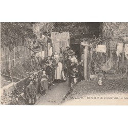 76 DIEPPE. Habitation de Pêcheurs dans la falaise vers 1900