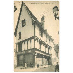 carte postale ancienne 18 BOURGES. Maison des Trois-Flûtes animée épicerie