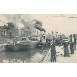 92 SURESNES. L'Ecluse avec péniches et remorqueur