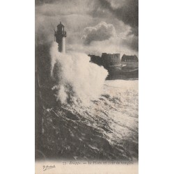 76 DIEPPE. Le Phare un jour de tempête