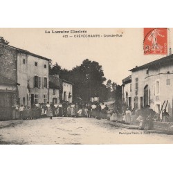54 CREVECHAMPS. Grande Rue énorme animation vers 1910