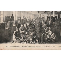 29 DOUARNENEZ. Industrie Sardinière en Bretagne. Fabrication des Boîtes