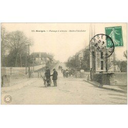 carte postale ancienne 18 BOURGES. Passage à niveau Butte d'Archelet 1919. Cantonnier ou Balayeur de rues