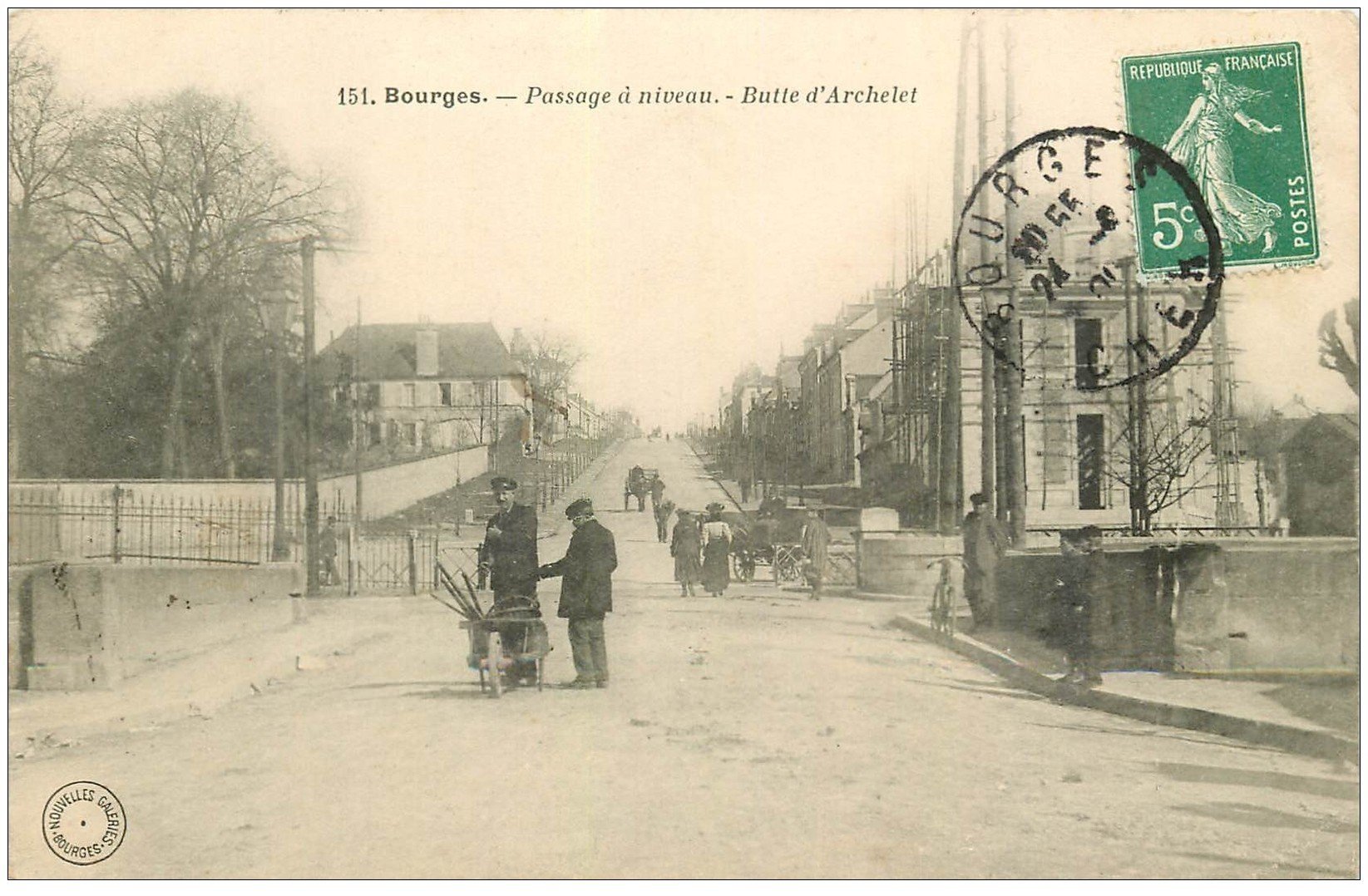 18 BOURGES. Passage à niveau Butte d'Archelet 1919. Cantonnier ou Balayeur de rues