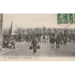 29 DOUARNENEZ. Le Quai du Port avec Pêcheurs et bateaux de Pêche 1913