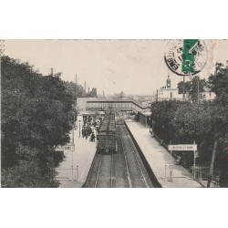 95 ENGHIEN-LES-BAINS. Sortie d'un train locomotive dans la Gare 1916