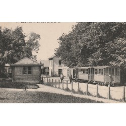 08 RETHEL. La Gare du C.B.R avec train tramway et employés