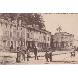 sur fortunapost.com 55 CLERMONT-EN-ARGONNE. La Mairie et le Coiffeur Montandon
