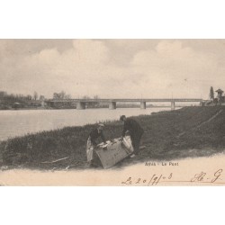 91 ATHIS. Le Pont avec réparation d'une barque de pêche 1903