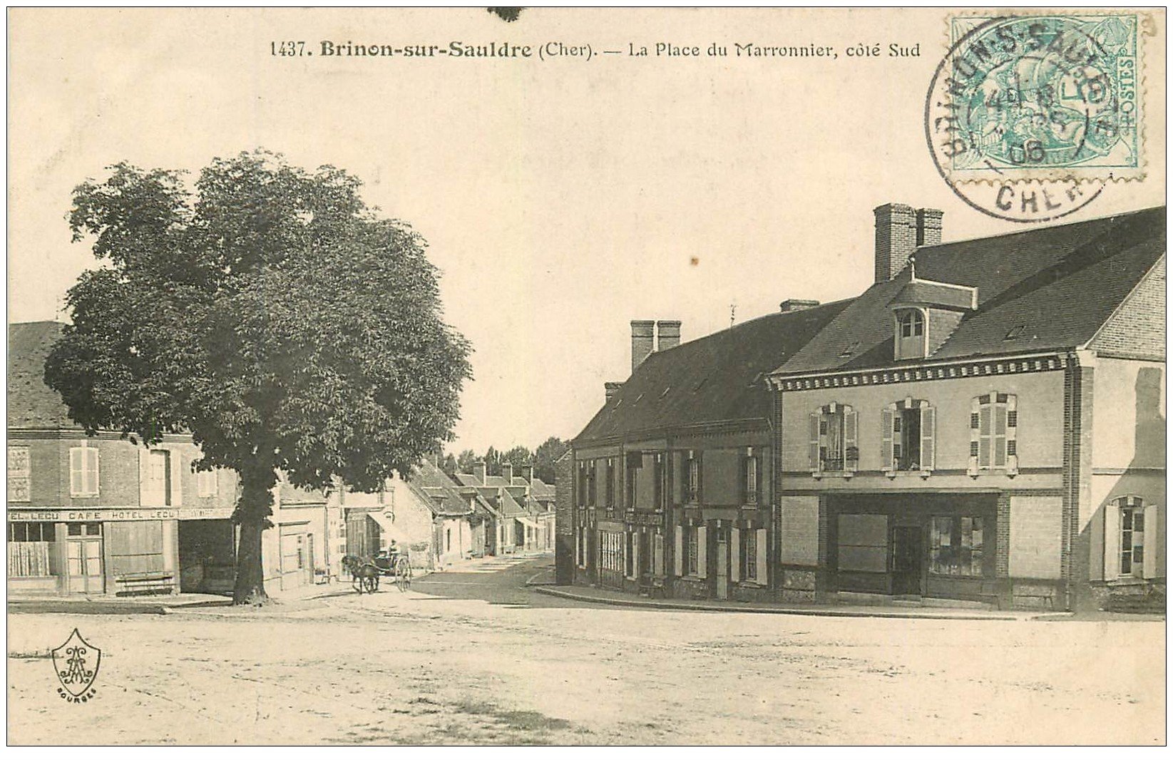 carte postale ancienne 18 BRINON-SUR-SAULDRE. La Place du Marronnier 1906. Café Hôtel l'Ecu et Dauphin