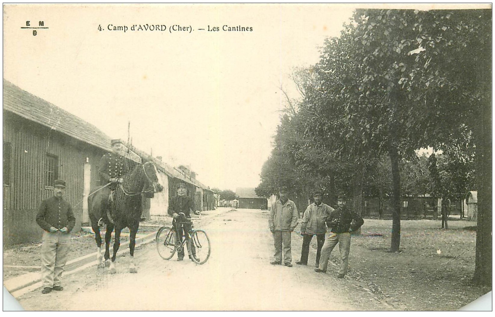 carte postale ancienne 18 CAMP D'AVORD. Les Cantines 1915. Cavalier et Cycliste. Coins inf. biseautés