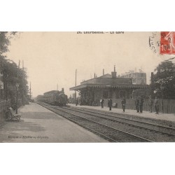 92 COURBEVOIE. Entrée d'un train locomotive à vapeur en Gare 1909