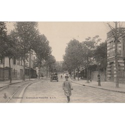 92 SURESNES. Jeune vendeur de journaux Boulevard de Versailles vers 1900
