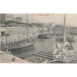 17 ROYAN. Bateaux de pêche au Port et Grands Hôtels