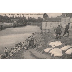 56 PONTIVY. Militaires au Lavoir des Récollets bords du Canal 1916