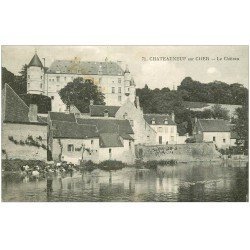 carte postale ancienne 18 CHATEAUNEUF-SUR-CHER. Lavandières au pied du Château 1921