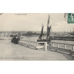 62 BOULOGNE-SUR-MER. Gare Maritime et bateaux de Pêche dans le Port vue de la Jetée 1909