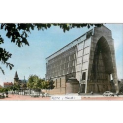 57 METZ. Basilique Sainte-Thérèse 1958 Voiture 4cv et Vespa