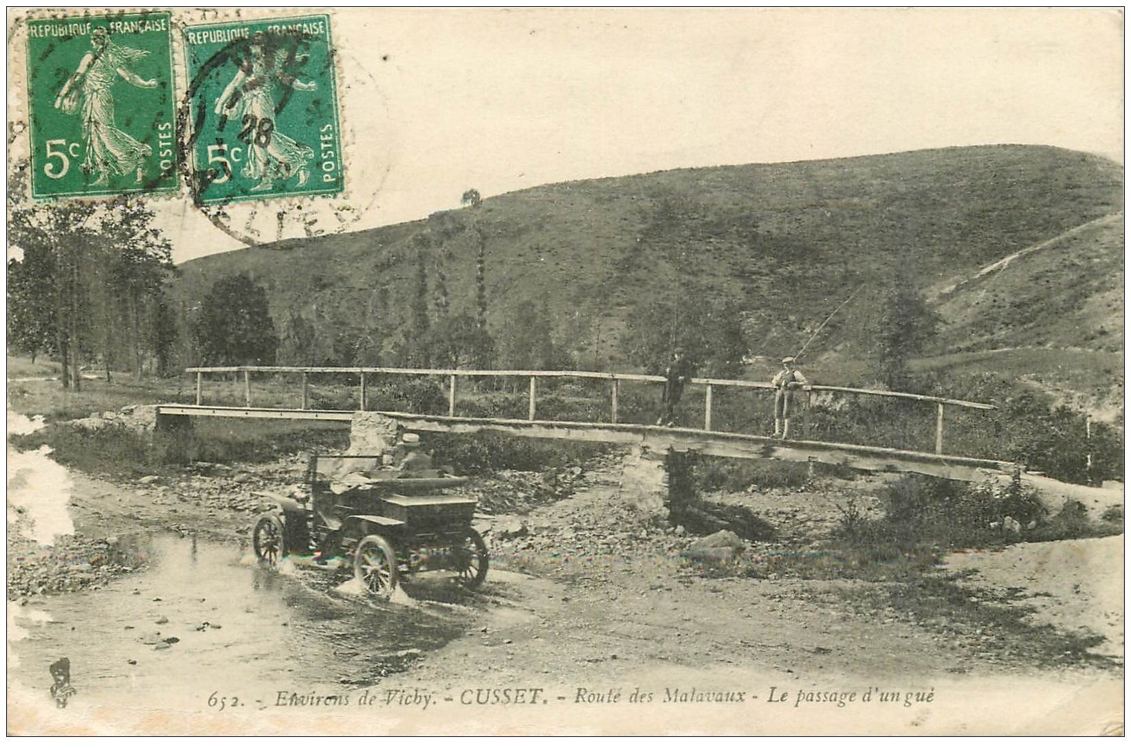carte postale ancienne 03 CUSSET. Passage d'un Gué par automobile Route des Malavaux 1919