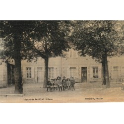 58 TRESNAY. Enfants dans la Cour de l'Ecole carte toilée
