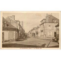 18 LA GUERCHE. La Grande Rue vers 1933. Pompe à Essence manuelle et voiture de livraison Alimentation du Centre