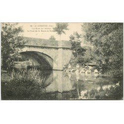 carte postale ancienne 18 LA GUERCHE. Pont de la Route de Bourges. Lavandières sur l'Aubois vers 1920