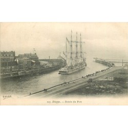 76 DIEPPE. Superbe voilier de Pêche à l'entrée du Port