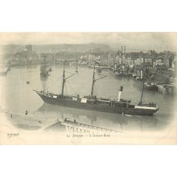 76 DIEPPE. Un Chalutier de Pêcheurs dans l'Avant-Port