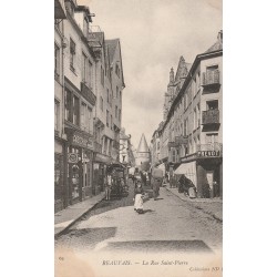 60 BEAUVAIS. A l'étage reliure et albums de carte postales rue Saint-Pierre