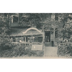 94 LA VARENNE-CHENNEVIERES. Entrée de l'Auberge "Ecu de France" animée