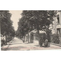 94 VILLIERS-SUR-MARNE. Avenue des Marronniers bien animée