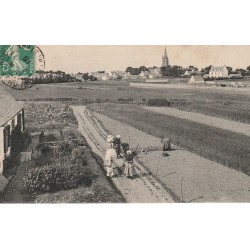 29 PLOUGASNOU. Paysannes avec vaches et travail de la Terre 1915