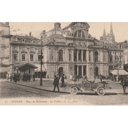 49 ANGERS. Le Théâtre et voiture ancienne Place du Ralliement 1922