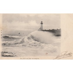 BÂTIMENTS. Le Phare sur la Jetée un jour de Tempête 1901