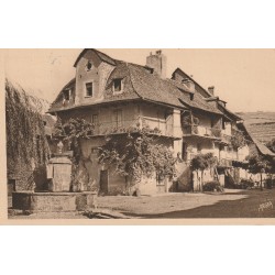 12 SAINT-COME-SUR-LOT. Fontaine et Maisons anciennes sur la Place