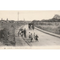 62 CALAIS. Ancienne Route du Casino animée et Enfants sur la Plage Heure du Bain avec cabines roulante