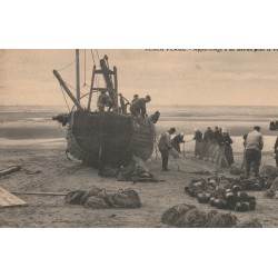 62 BERCK PLAGE. Appareillage d'un Bateau pour la Pêche