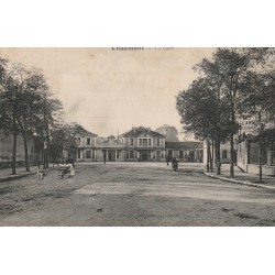 52 CHAUMONT. La Gare et lavandière avec brouette 1908