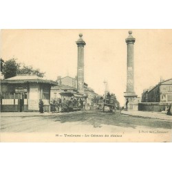 2 Cpa 31 TOULOUSE. Hippomobile sous Colonnes des Minimes et Ponts Jumeaux