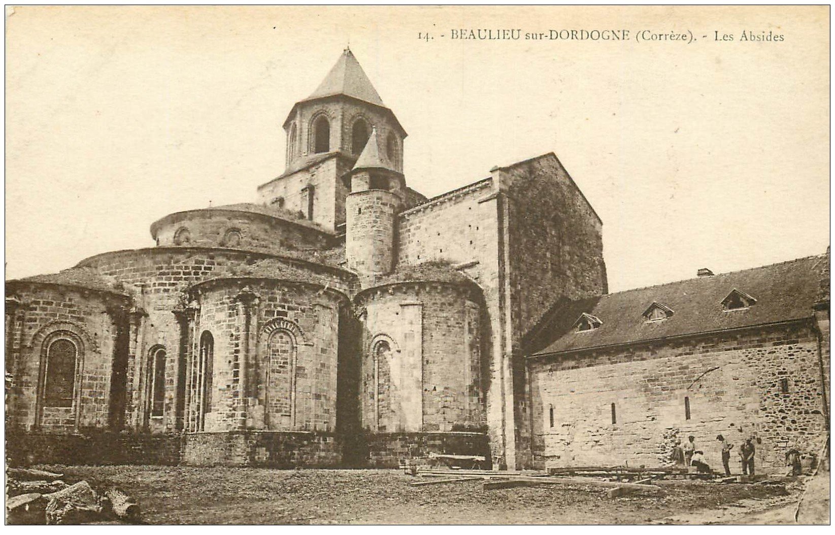 19 BEAULIEU-SUR-DORDOGNE. Les Absides avec Ouvriers Charpentiers