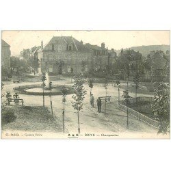 carte postale ancienne 19 BRIVE. Champanatier 1906. Nurses dans le Square et Fontaine