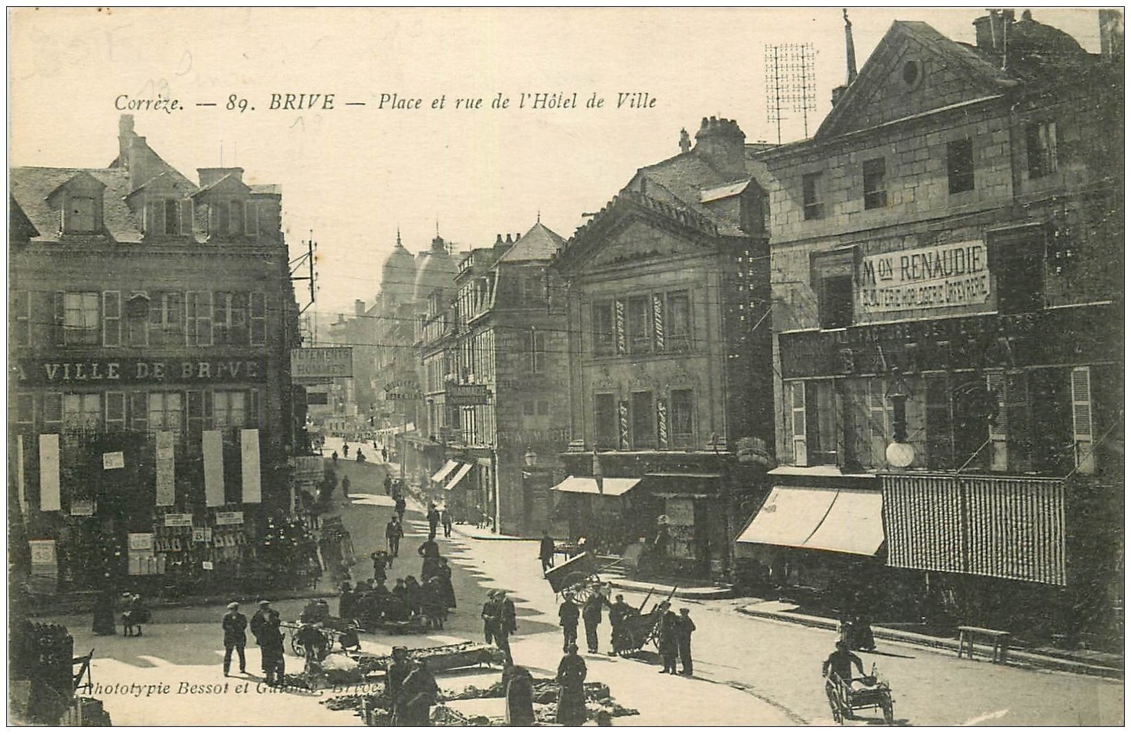 carte postale ancienne 19 BRIVE. Grande Place et Rue de l'Hôtel de Ville 1903. Maison Renaudie