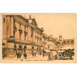 carte postale ancienne 19 BRIVE. Hôtel de Ville et Grande Place. Le Marché de confections 1931 n°42