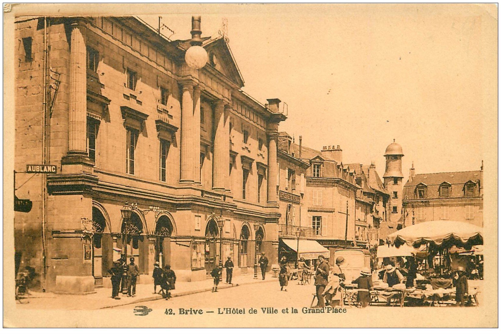 carte postale ancienne 19 BRIVE. Hôtel de Ville et Grande Place. Le Marché de confections 1931 n°42