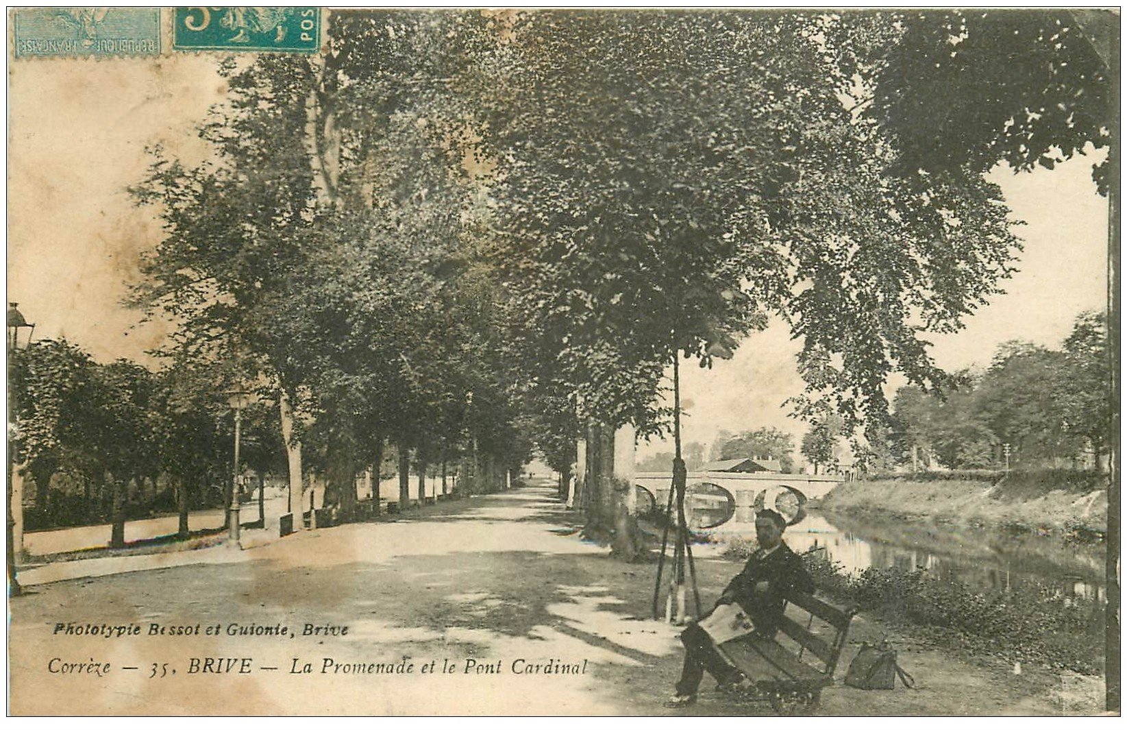 carte postale ancienne 19 BRIVE. La Promenade et Pont Cardinal 1921. Traces fumées...
