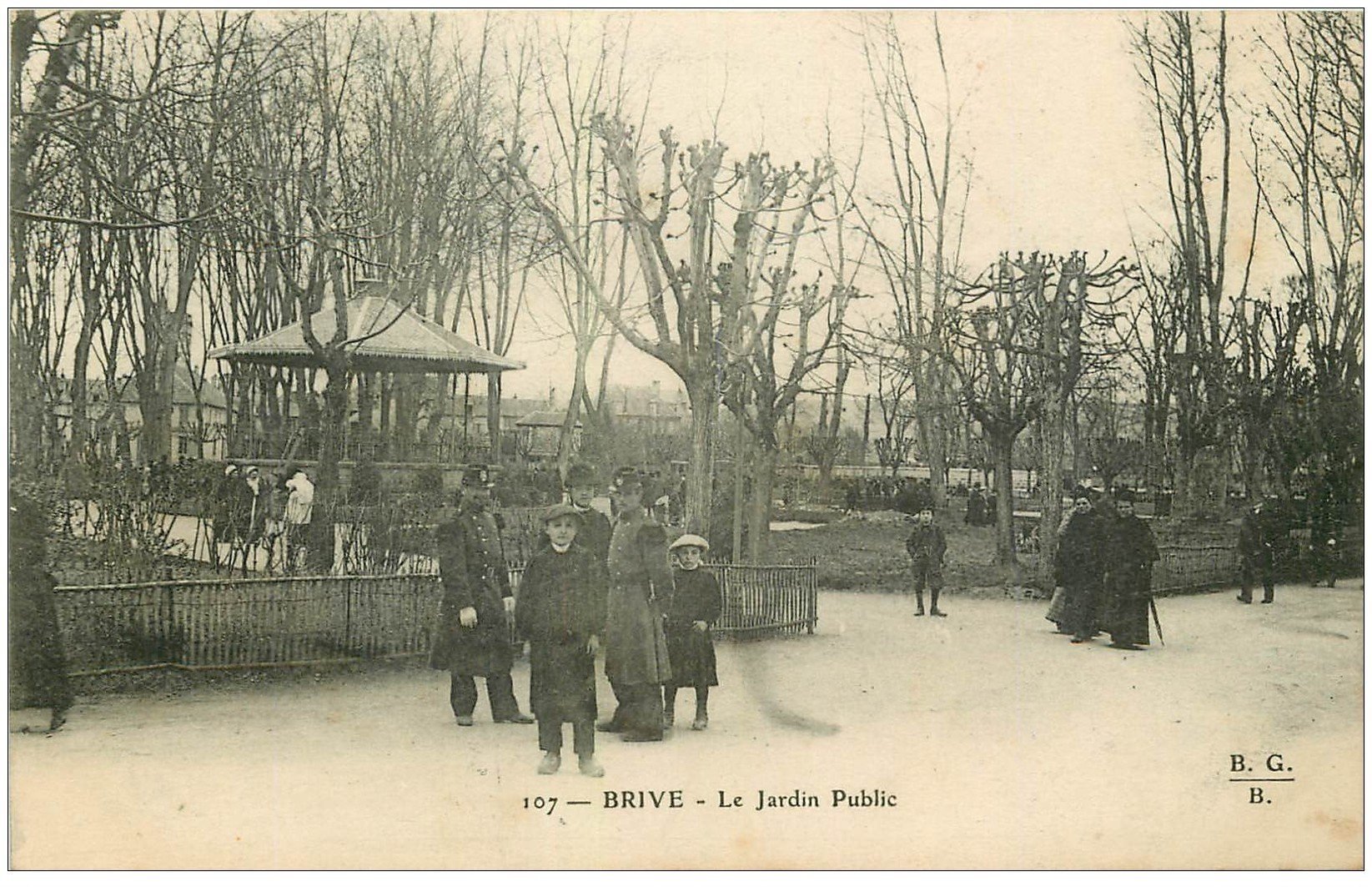 carte postale ancienne 19 BRIVE. Le Jardin Public 1907