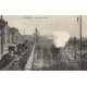 87 LIMOGES. Avenue de la Gare nombreux curieux regardant passer le train avec locomotive à vapeur 1917