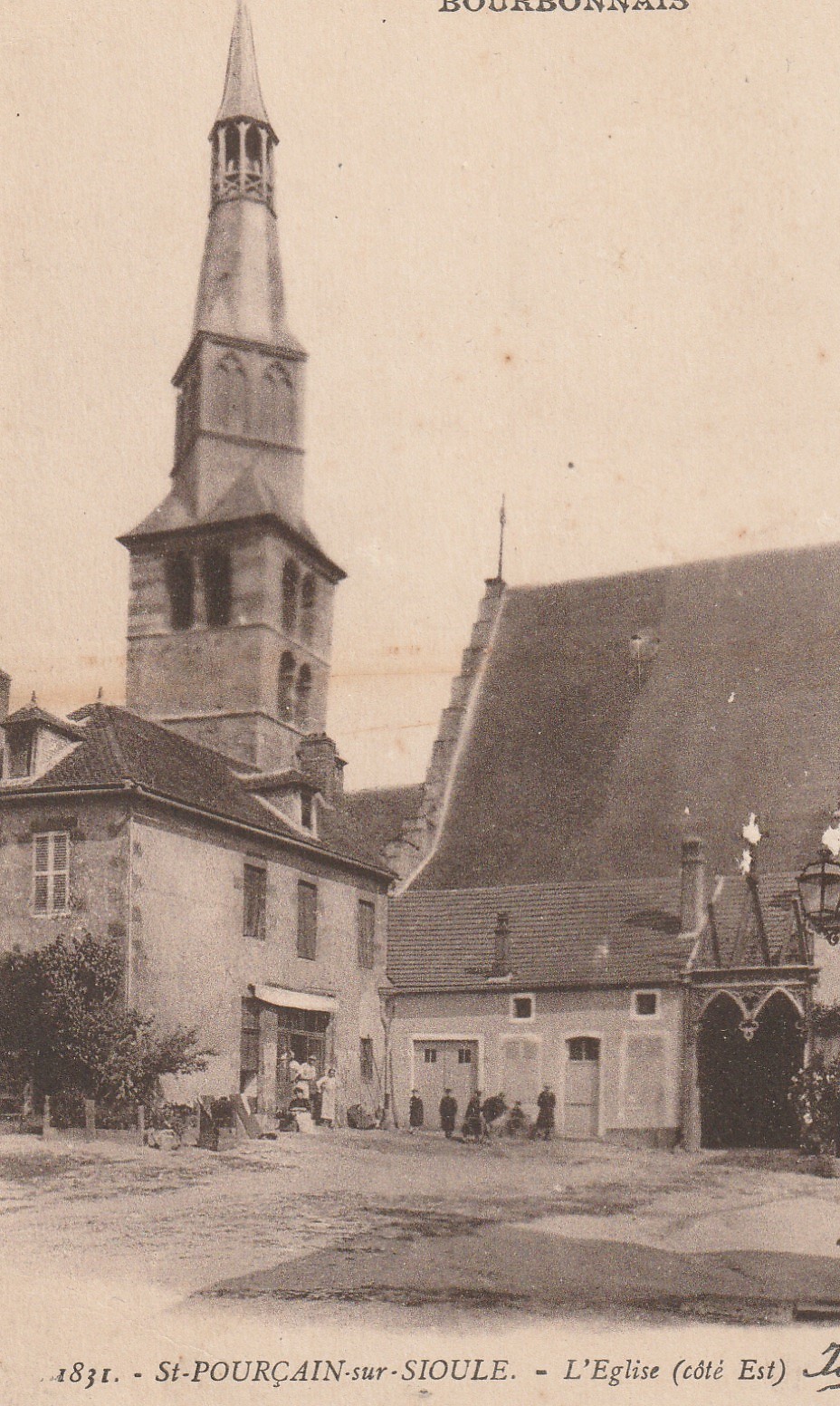 03 SAINT-POURCAIN-SUR-SIOULE. L'Eglise animation devant un commerce